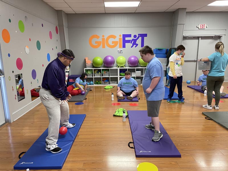 GiGiFIT Adult - Two persons trowing a ball