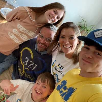 Anna-Family-2-circle.jpg Anna-Family-2-circle.jpg