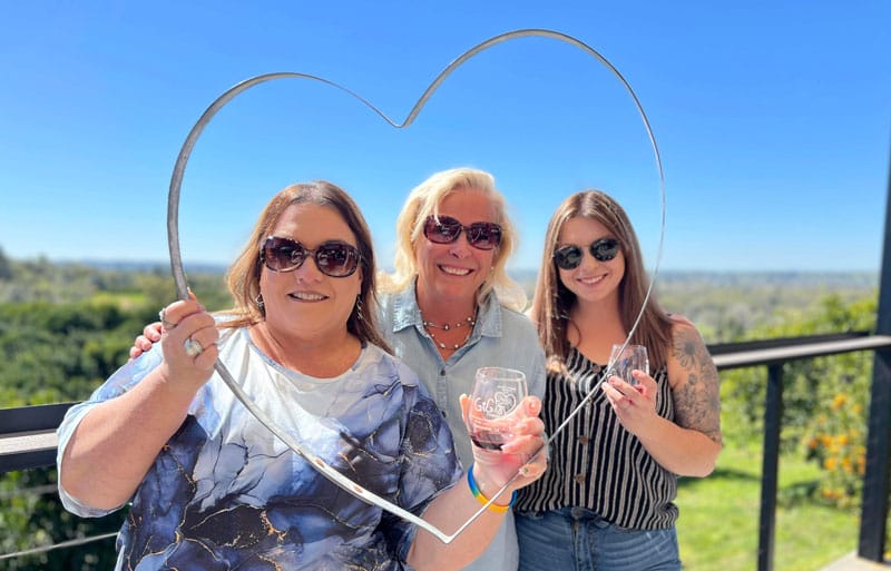 heart-women Women at a vineyard with heart frame